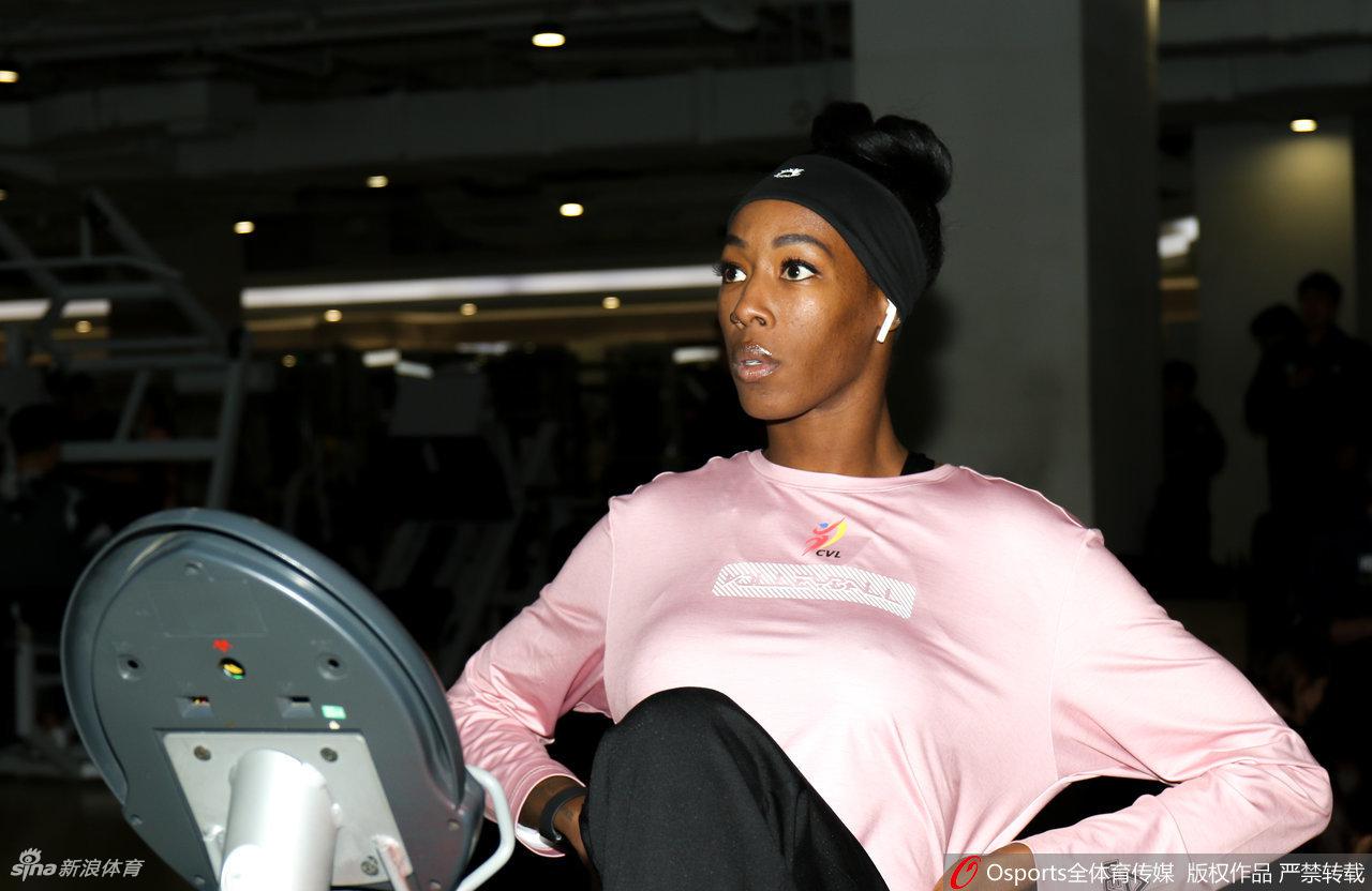 天津女排训练备战新赛季 朱婷引领众女将苦练