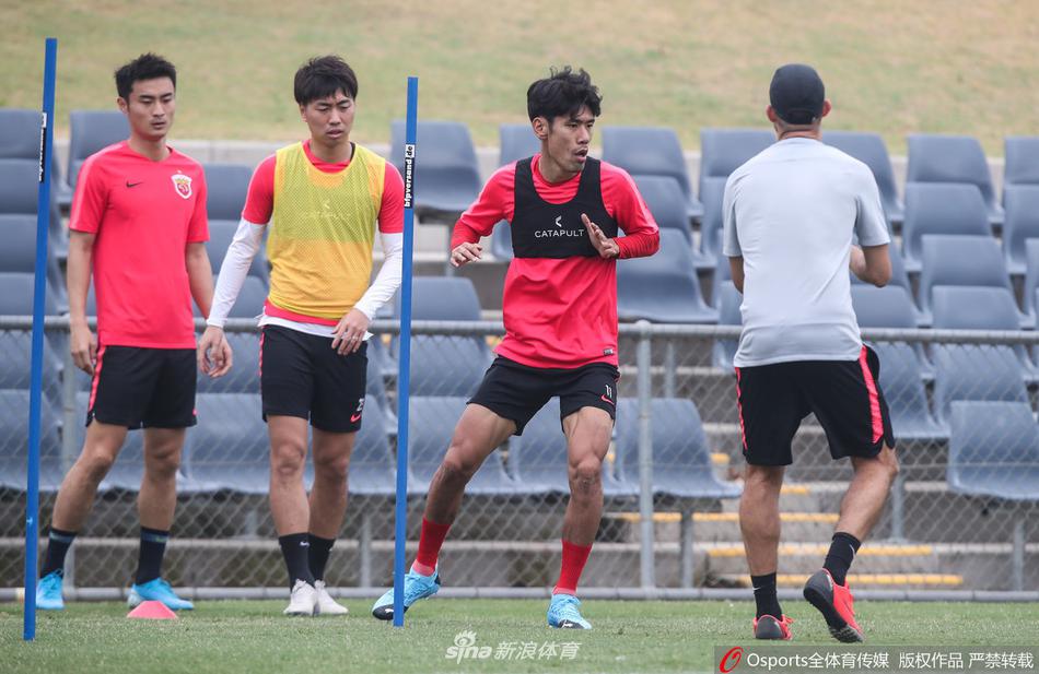 上海上港悉尼冬训胡尔克新发型抢眼