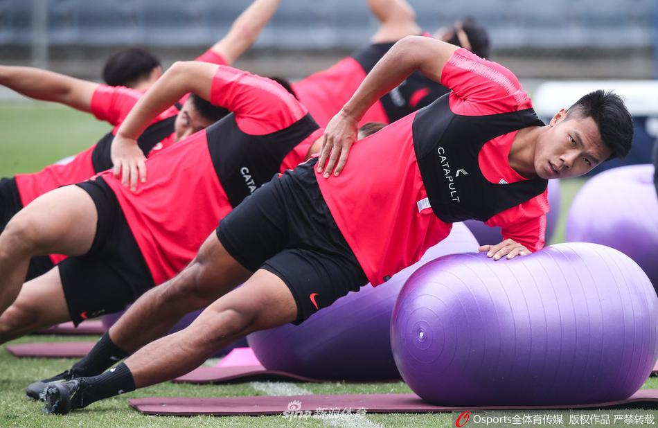 上海上港悉尼冬训胡尔克新发型抢眼