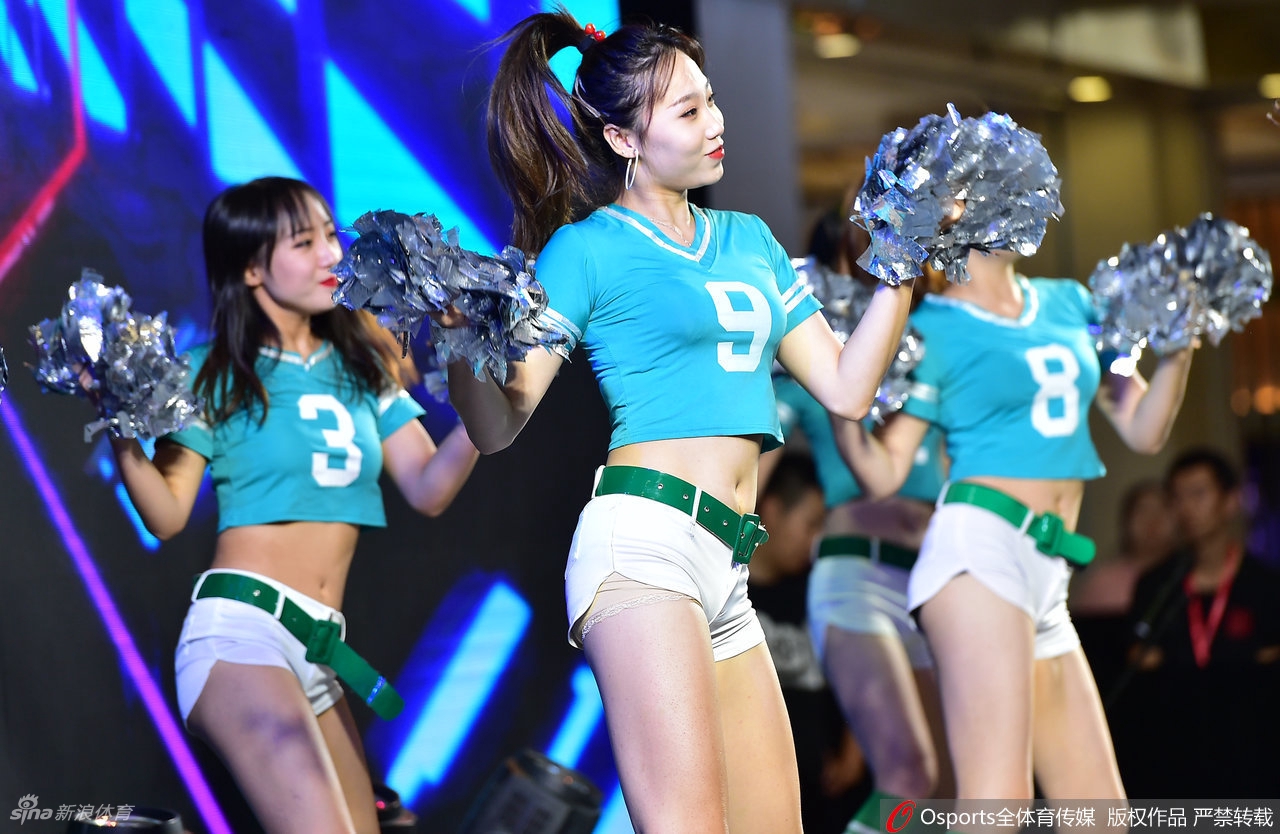 辽宁全运冠军运动员见面会 拉拉队宝贝活力热舞