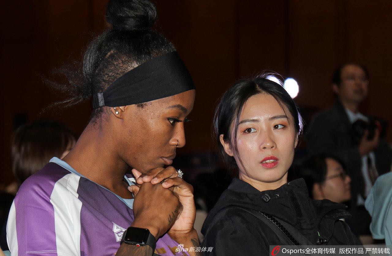 朱婷领衔出席天津女排出征仪式