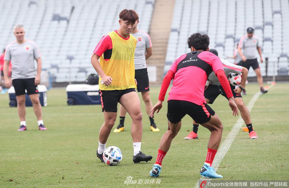 上海上港悉尼冬训胡尔克新发型抢眼