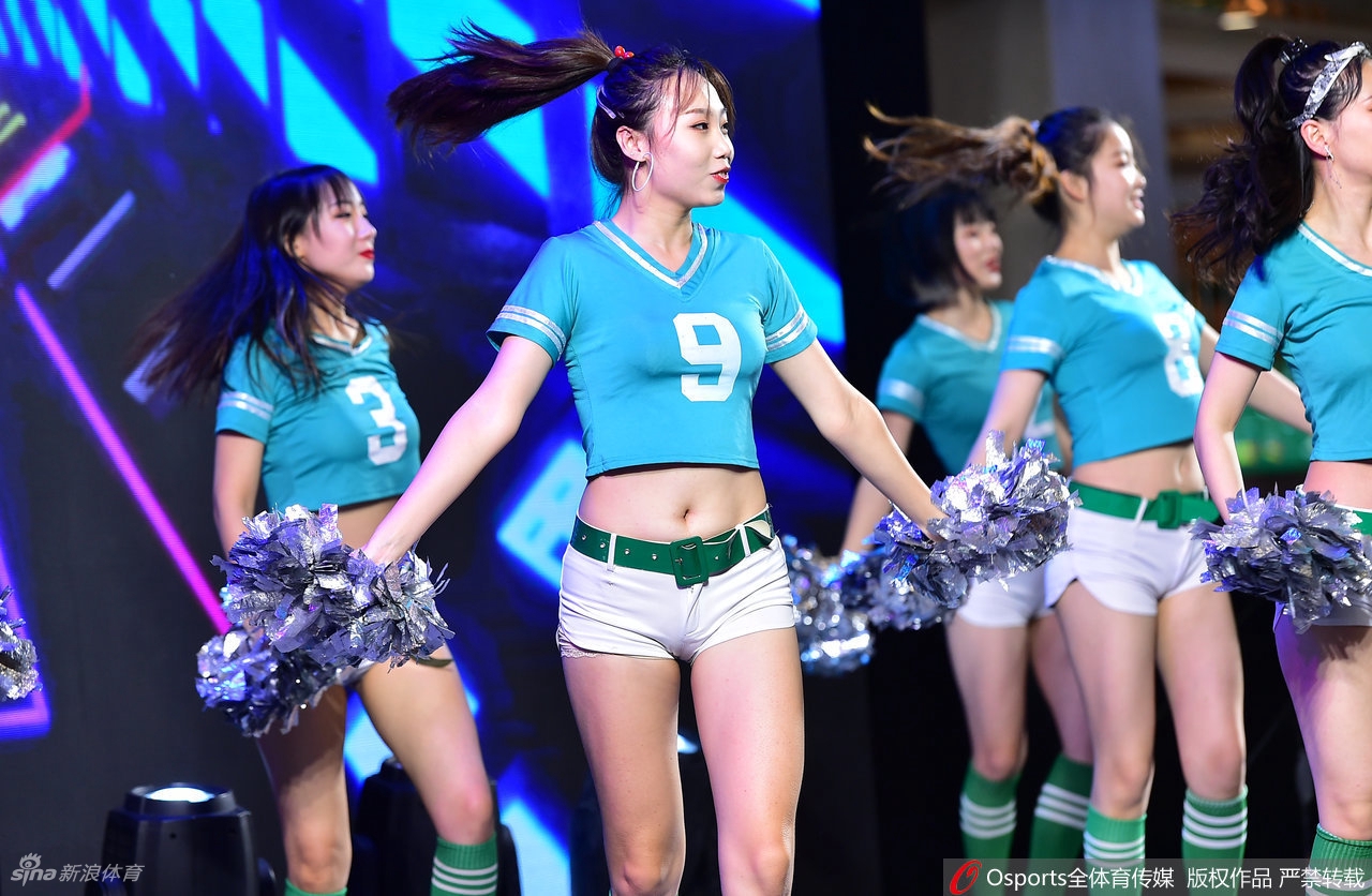 辽宁全运冠军运动员见面会 拉拉队宝贝活力热舞