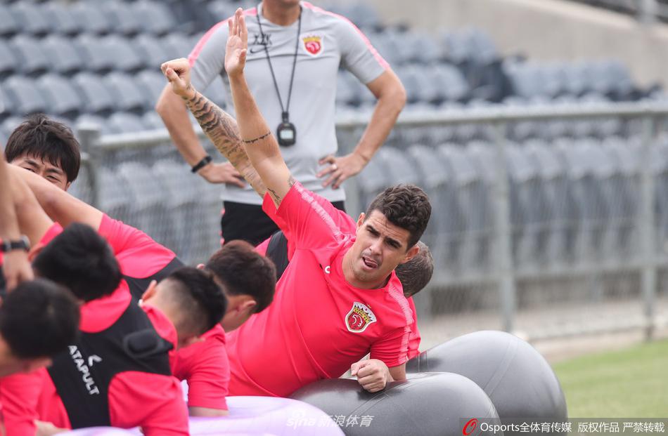 上海上港悉尼冬训胡尔克新发型抢眼