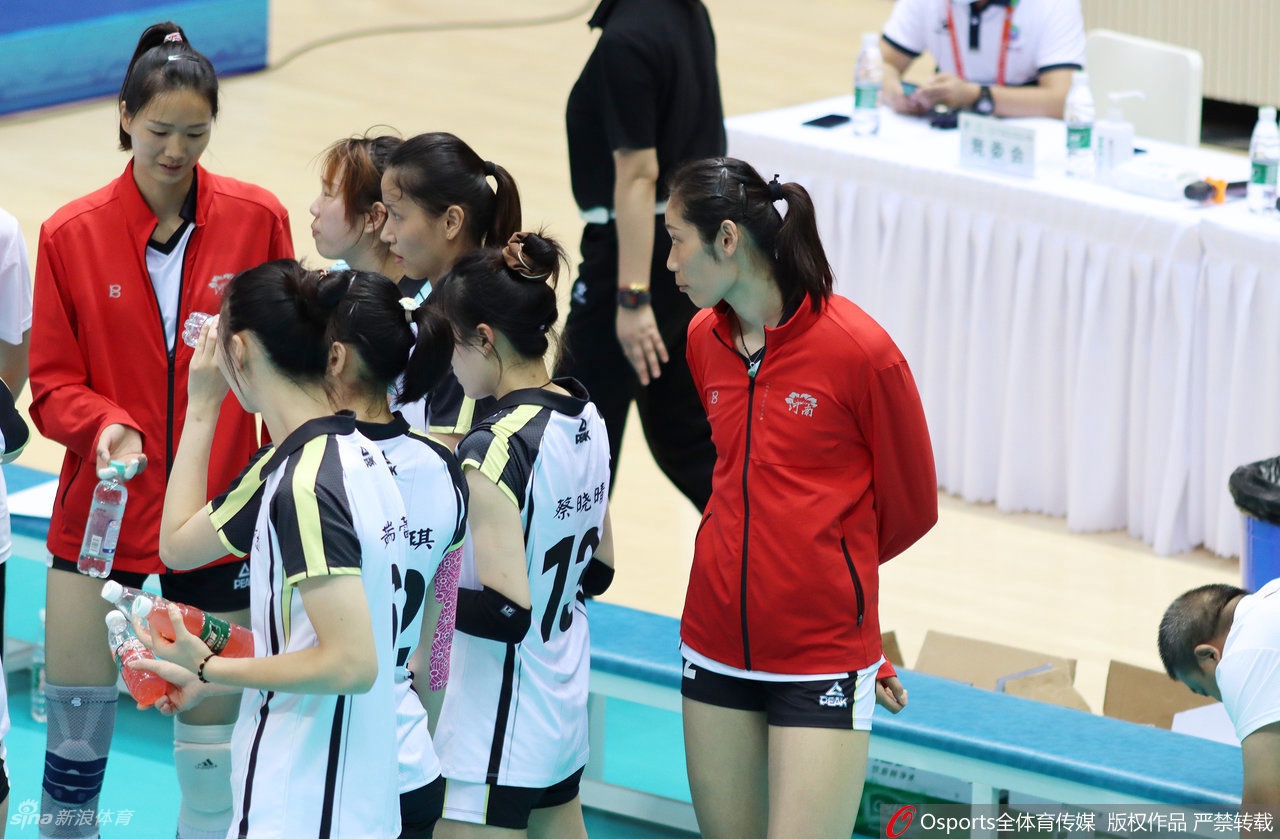 [全运]河南女排0-3遭上海横扫 朱婷伤停变送水工