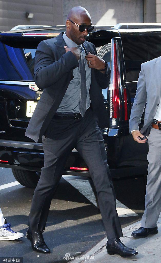 科比西装革履显帅气参加节目