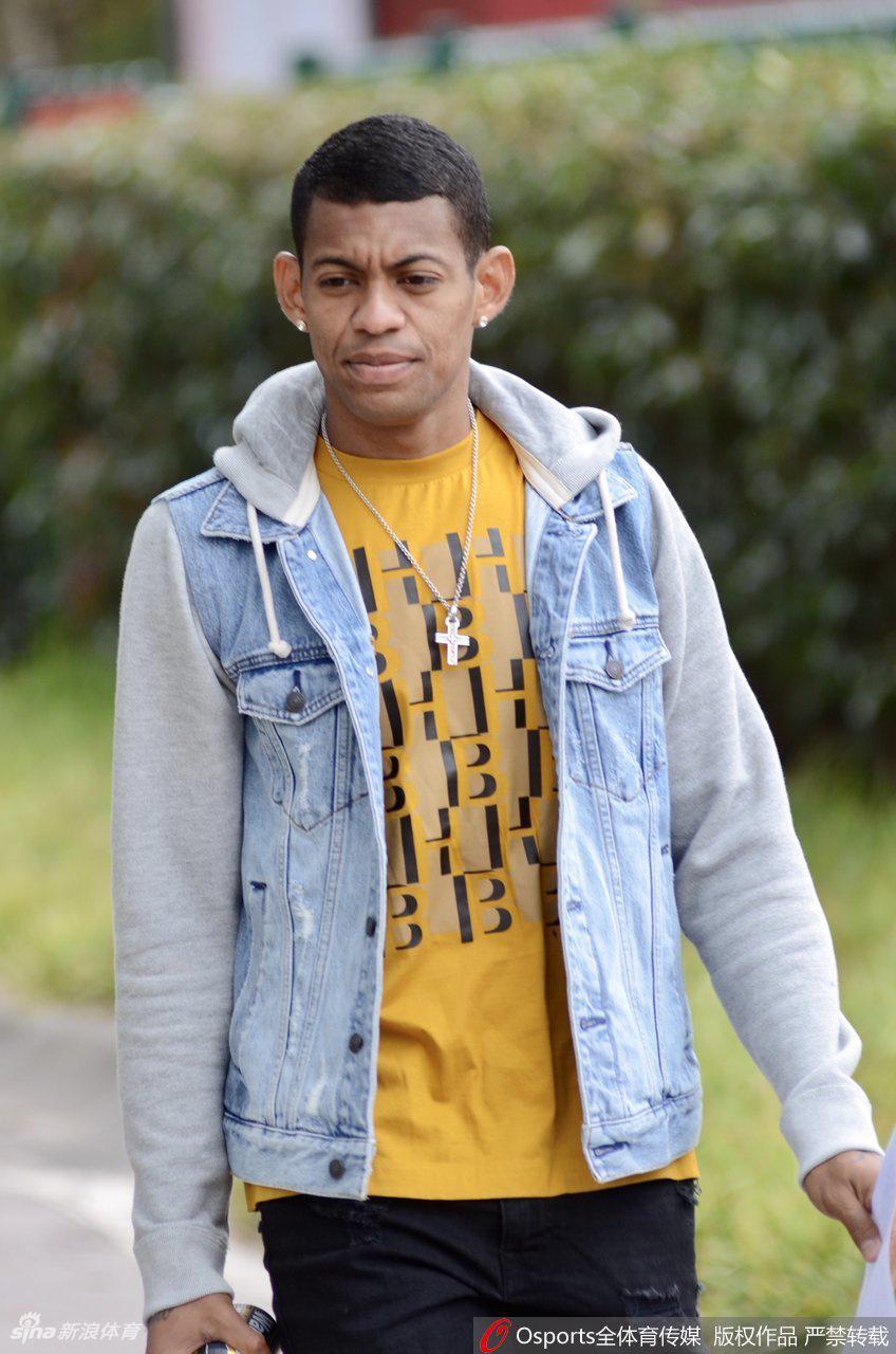 上海海港队结束教学赛 奥斯卡与球迷合影