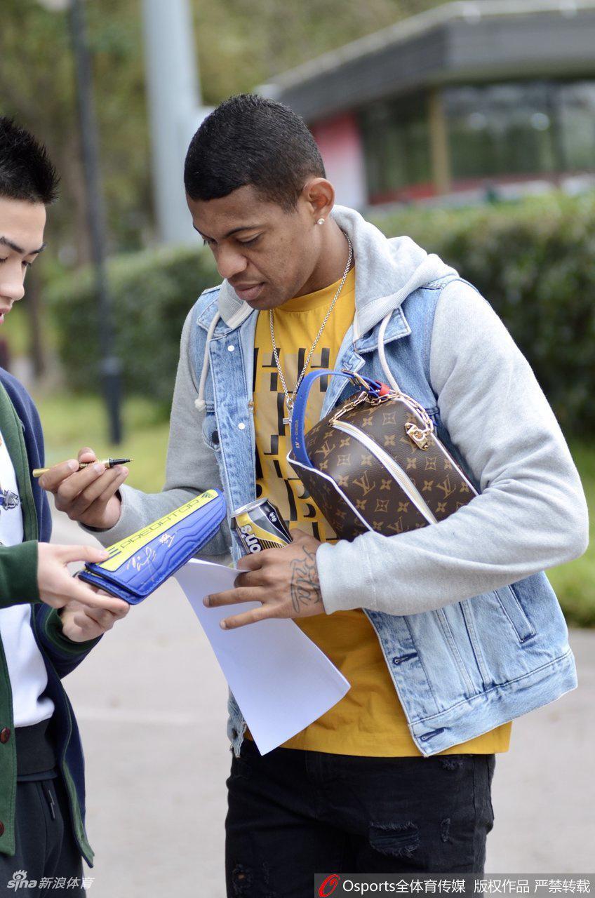 上海海港队结束教学赛 奥斯卡与球迷合影
