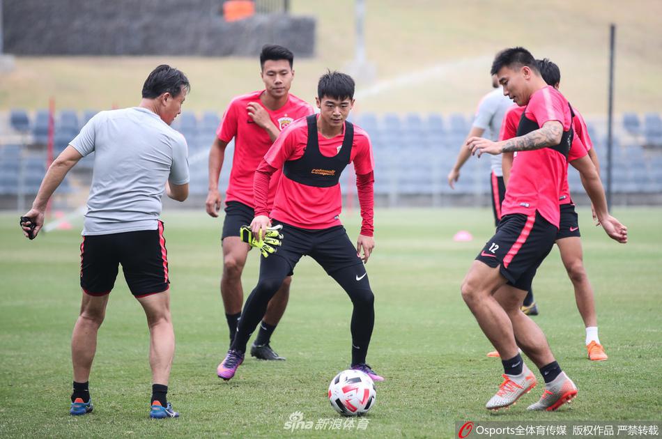 上海上港悉尼冬训胡尔克新发型抢眼