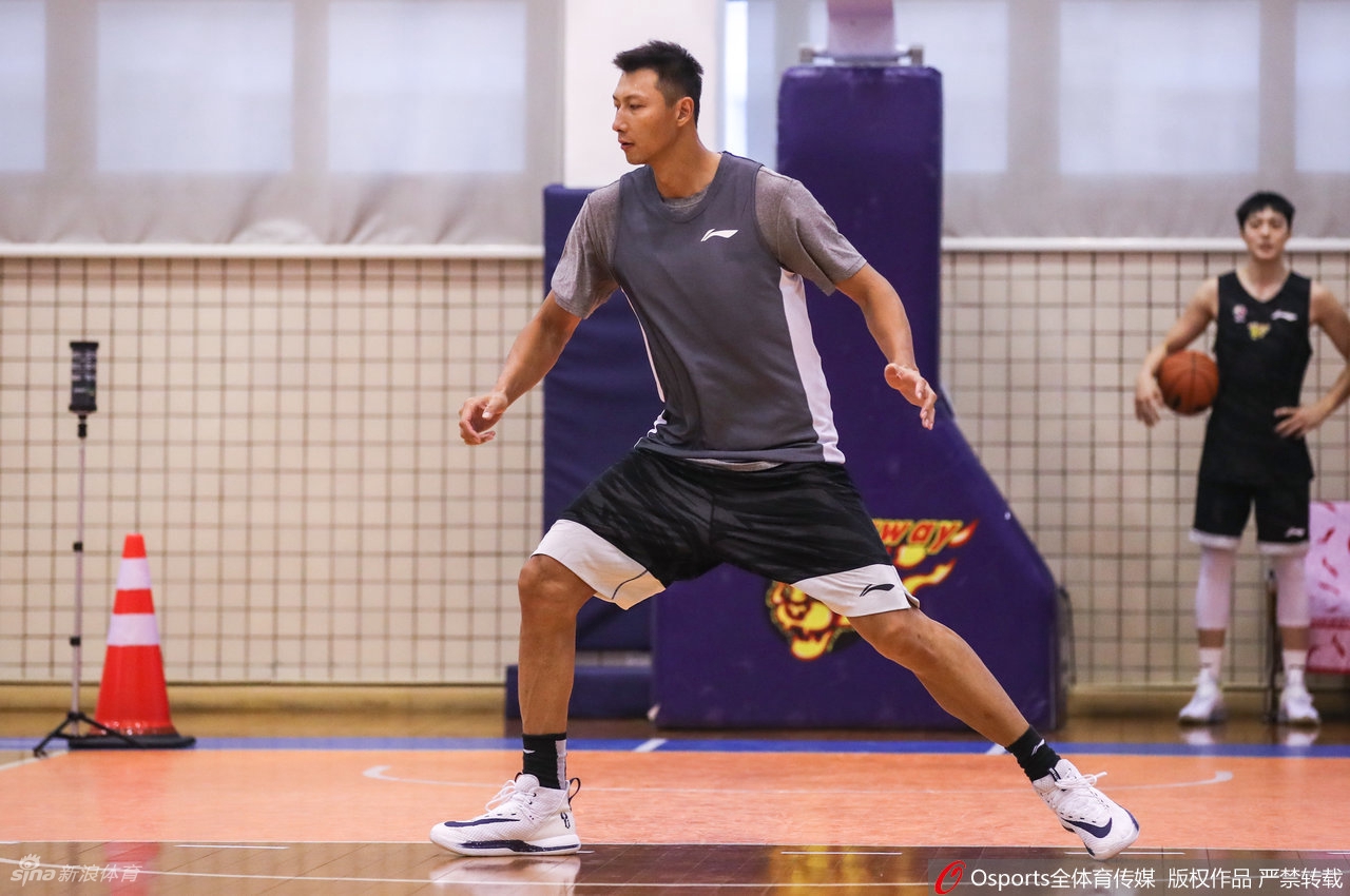 广东男篮通过CBA体能测试 易建联王者归来