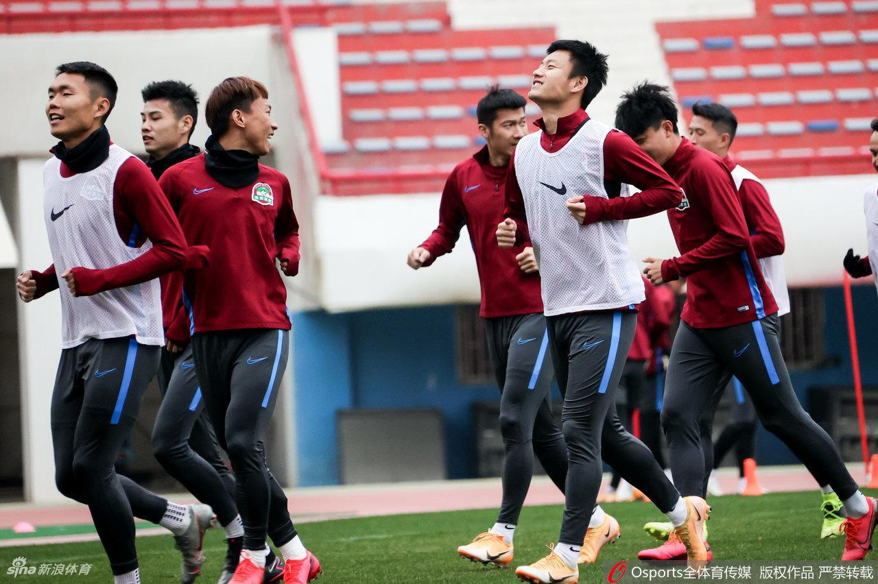 河南嵩山龙门改名后首次训练