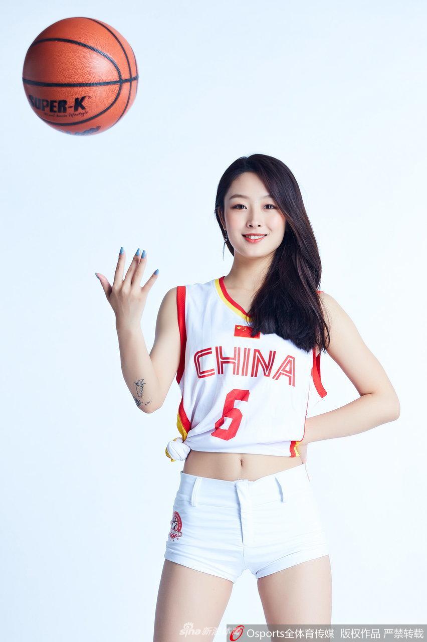 靓丽篮球宝贝为中国男篮打气 这颜值什么水平