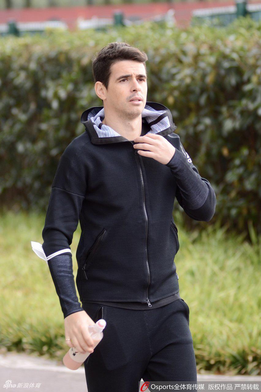 上海海港队结束教学赛 奥斯卡与球迷合影