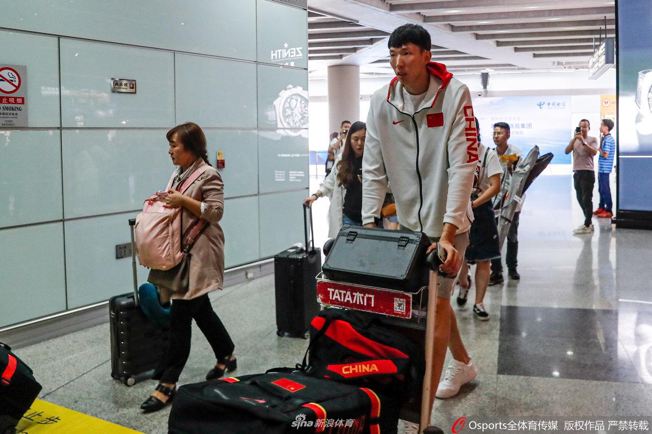 中国男篮球员深夜抵达北京机场