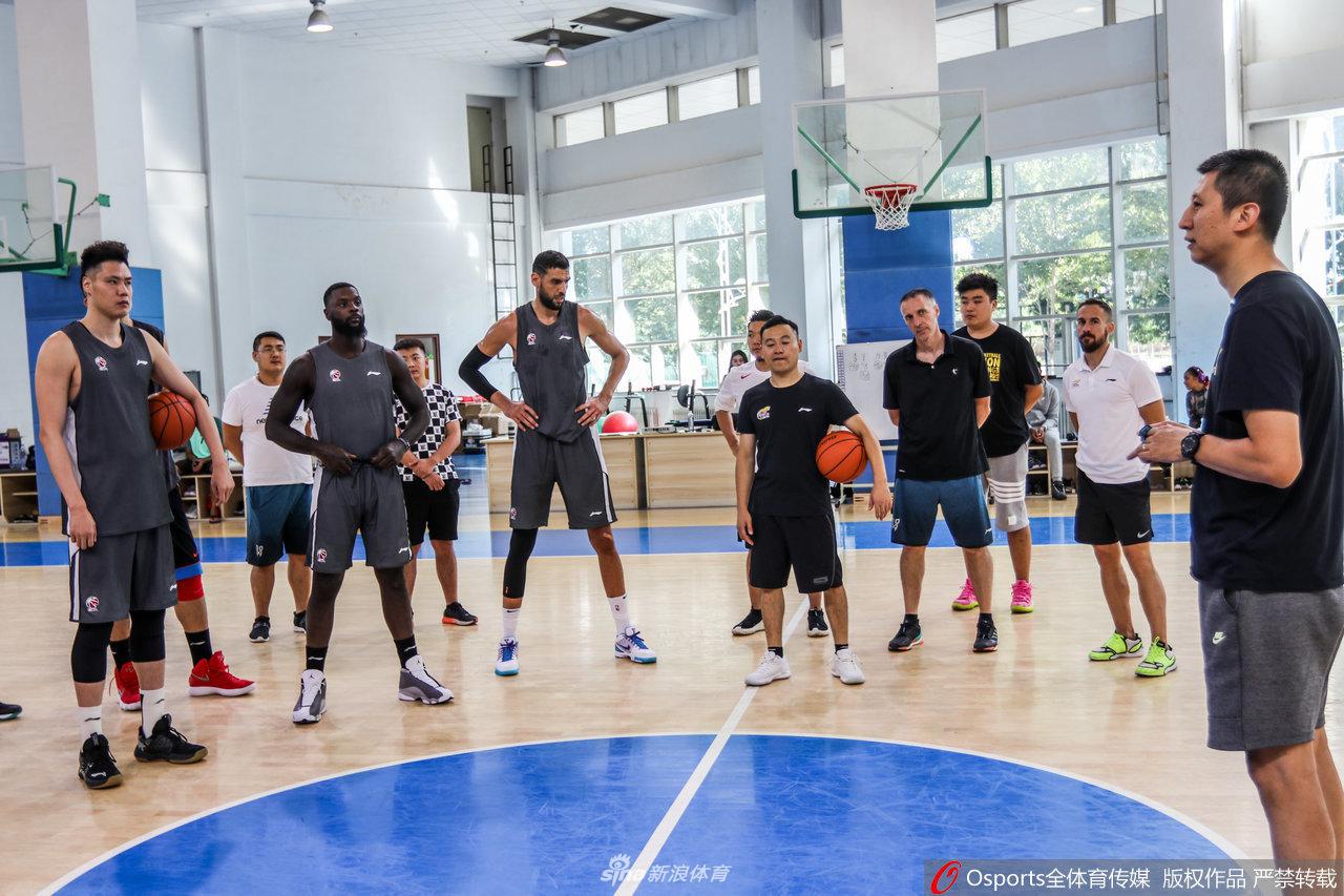 史蒂芬森到队后首训 辽篮核武器启动