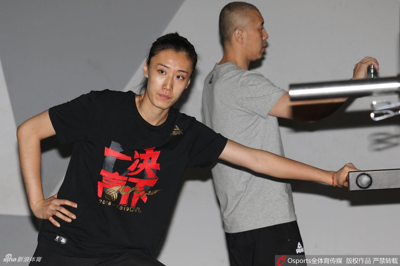 天津女排训练备战新赛季 朱婷引领众女将苦练