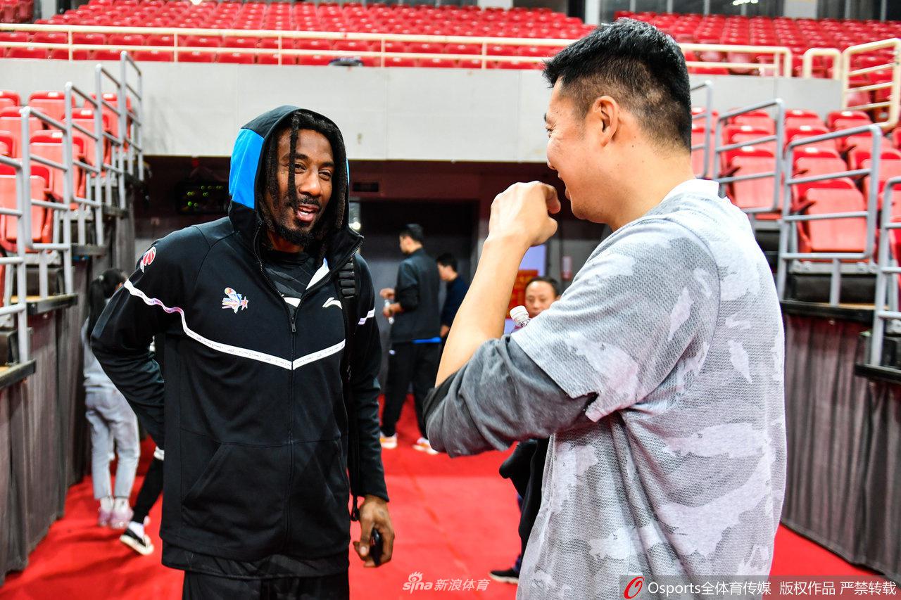 小斯与王治郅热聊不停 大郅少年不再小斯变老斯