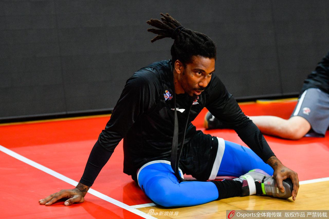 小斯与王治郅热聊不停 大郅少年不再小斯变老斯