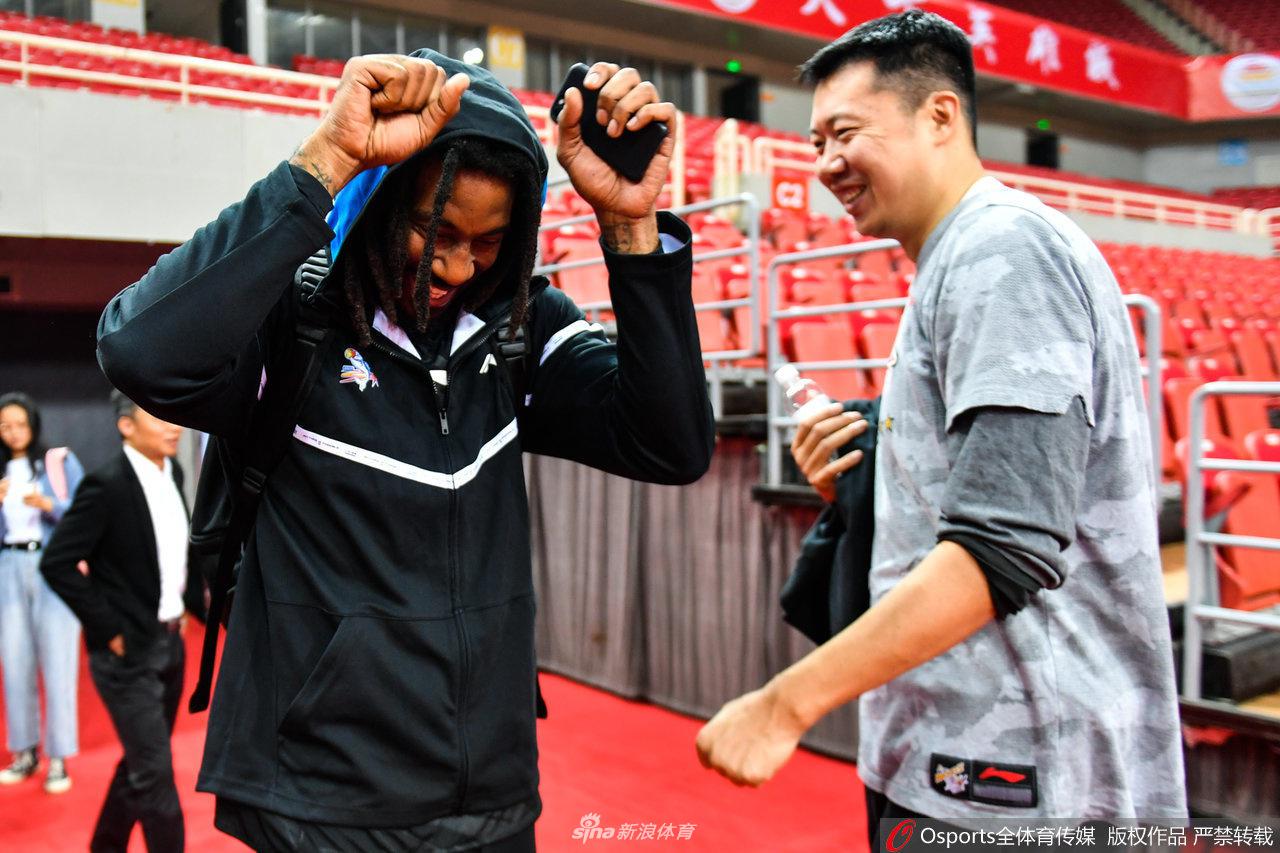 小斯与王治郅热聊不停 大郅少年不再小斯变老斯