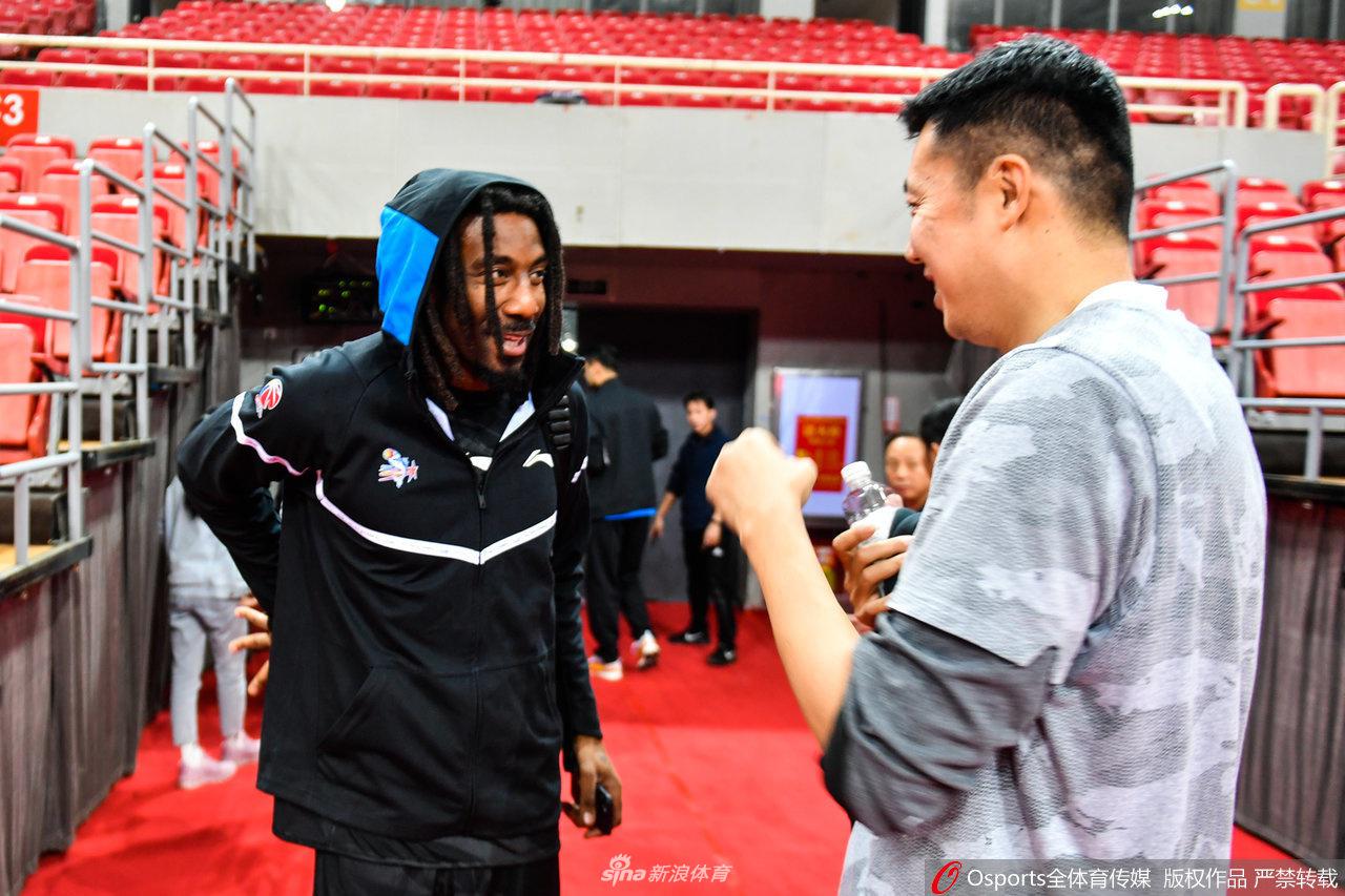 小斯与王治郅热聊不停 大郅少年不再小斯变老斯