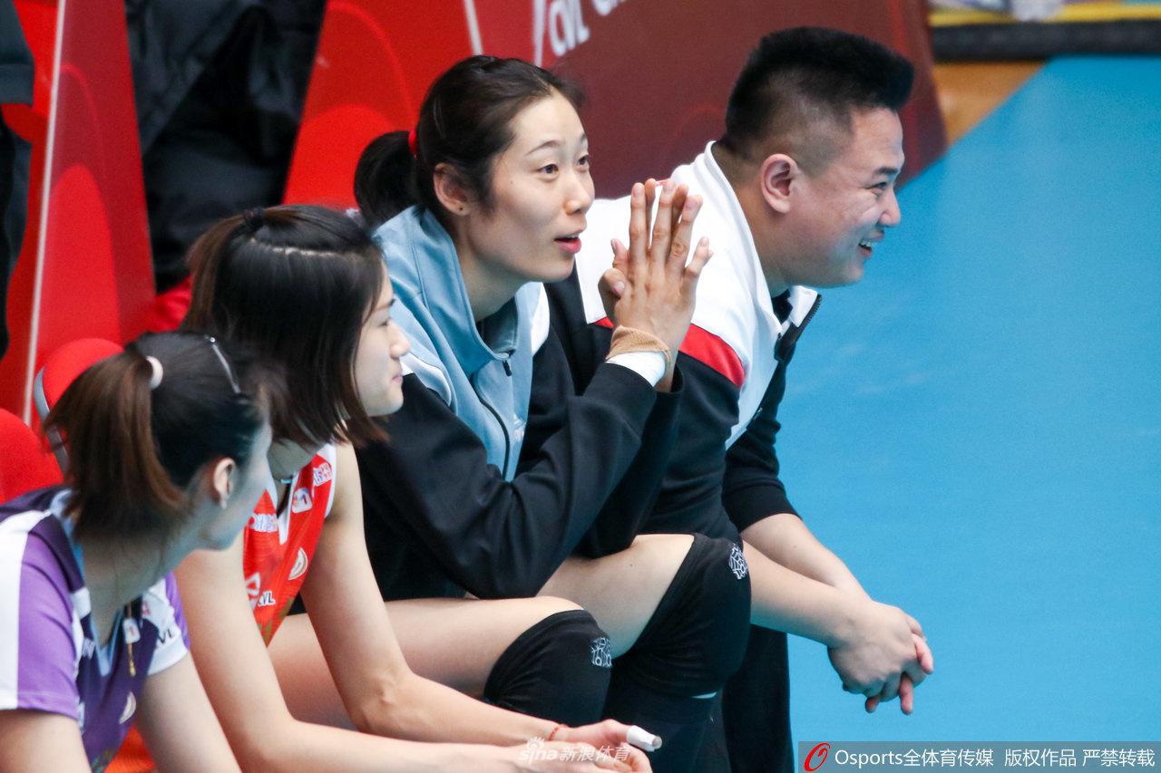 朱婷伤停激情犹在 拥抱独得35分的李盈莹