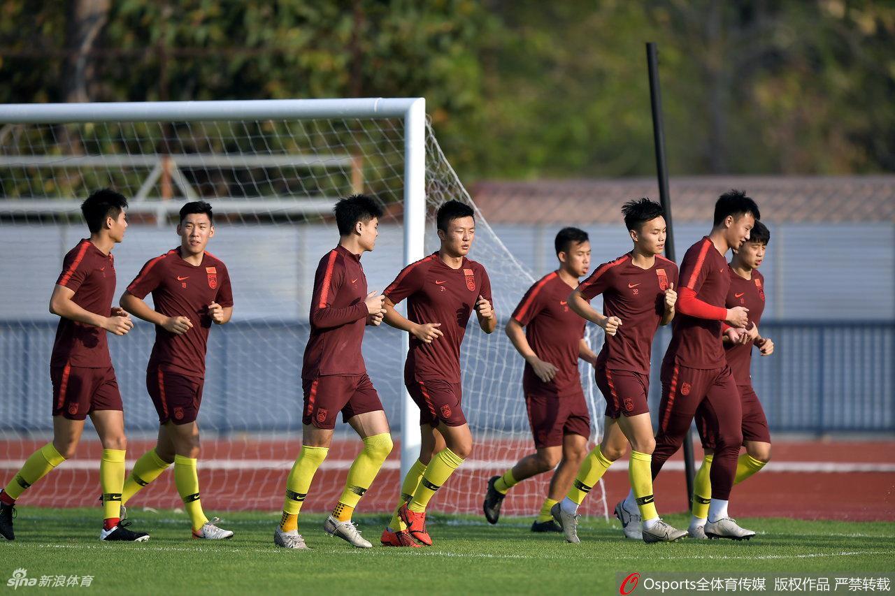 国奥踩场训练备战伊朗 无缘出线众队员不苟言笑