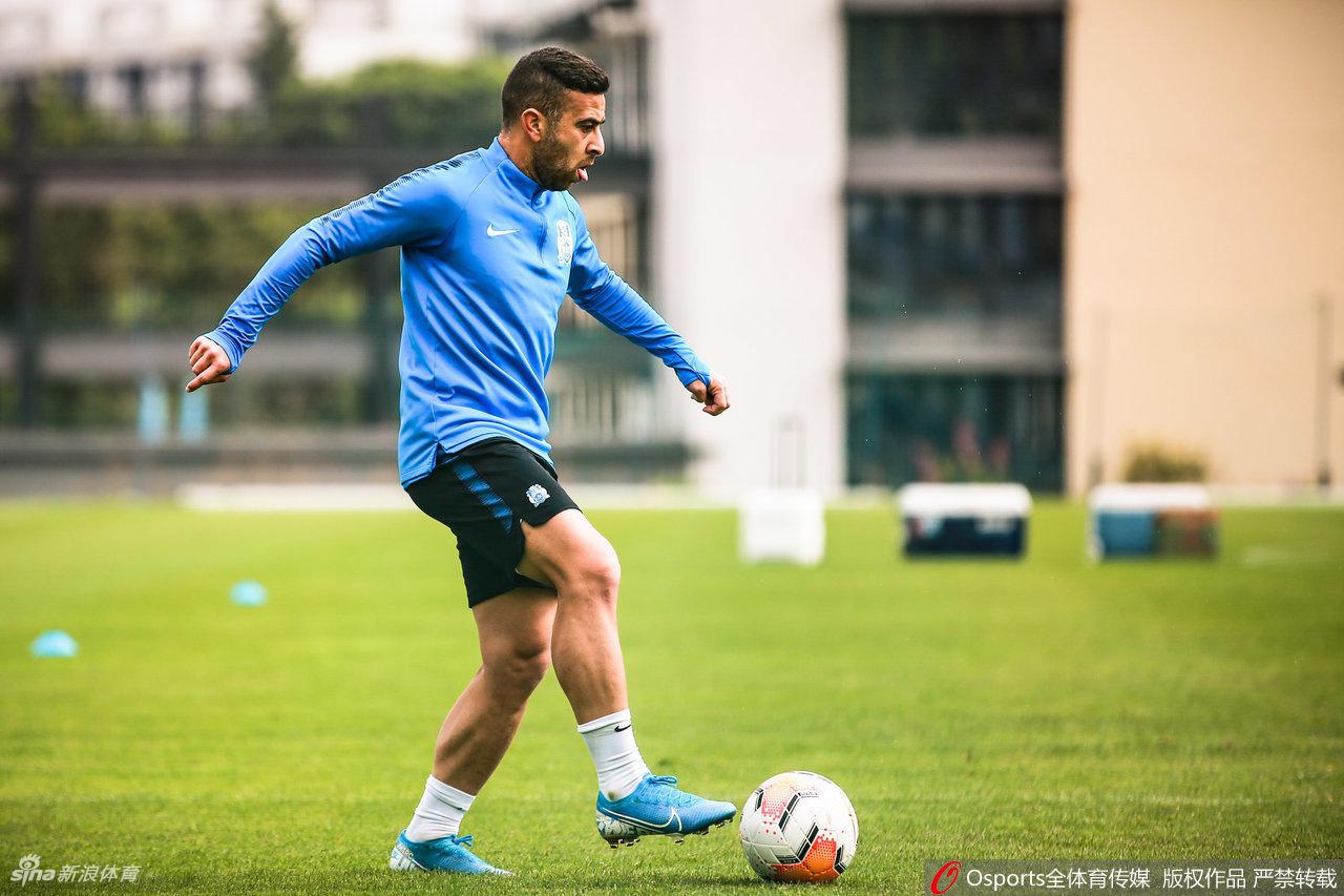 广州富力队公开训练课 范帅:尽力熟悉球员中