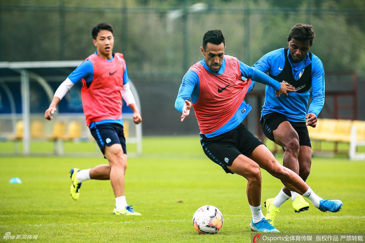 广州富力队公开训练课 范帅:尽力熟悉球员中