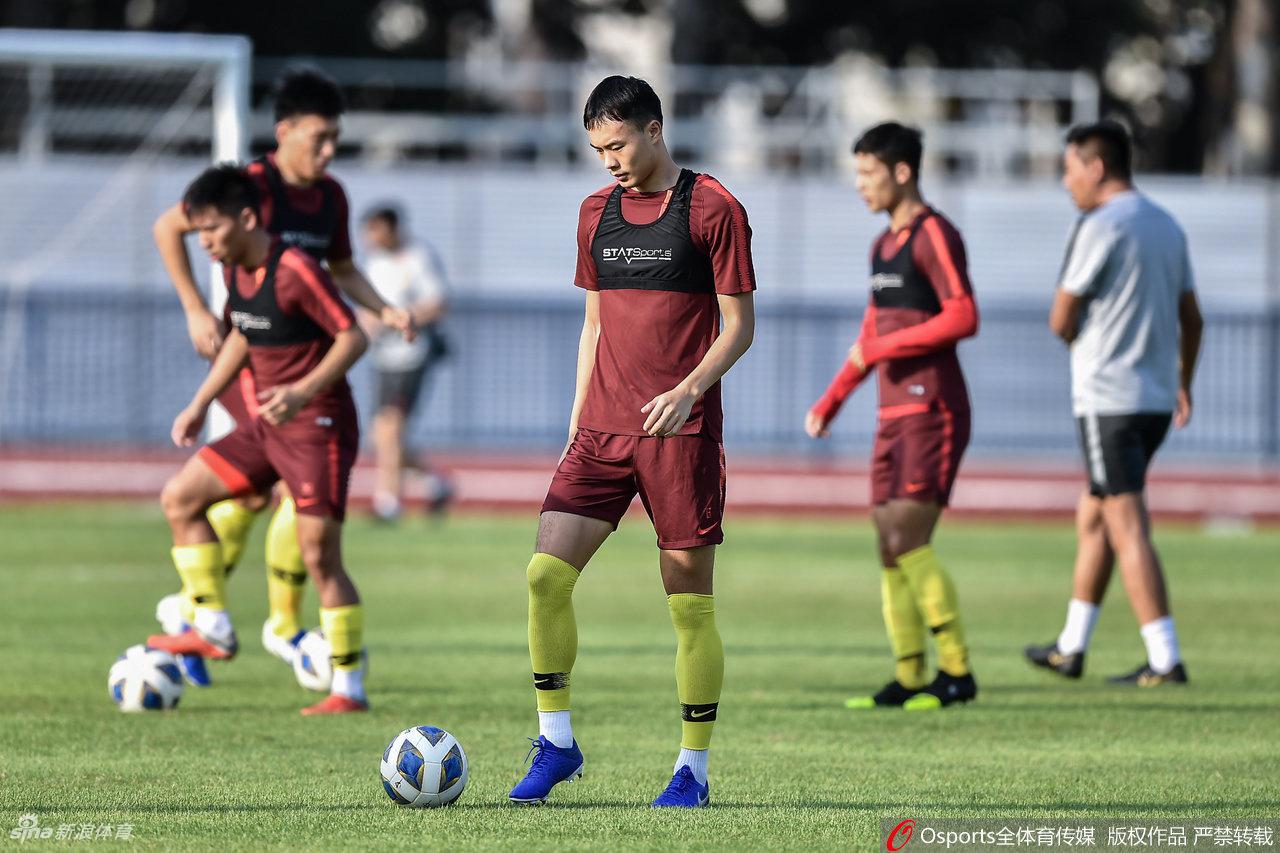 国奥踩场训练备战伊朗 无缘出线众队员不苟言笑