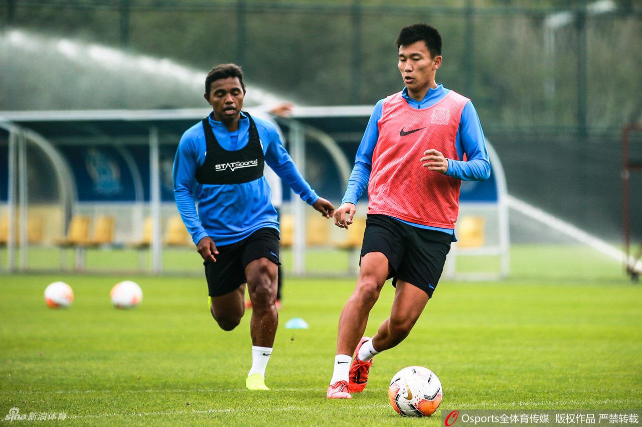 广州富力队公开训练课 范帅:尽力熟悉球员中