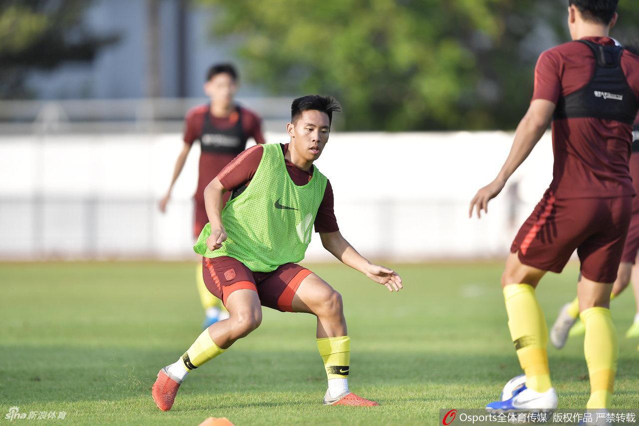 国奥踩场训练备战伊朗 无缘出线众队员不苟言笑