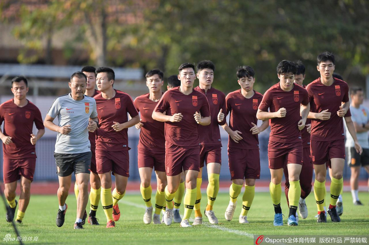 国奥踩场训练备战伊朗 无缘出线众队员不苟言笑