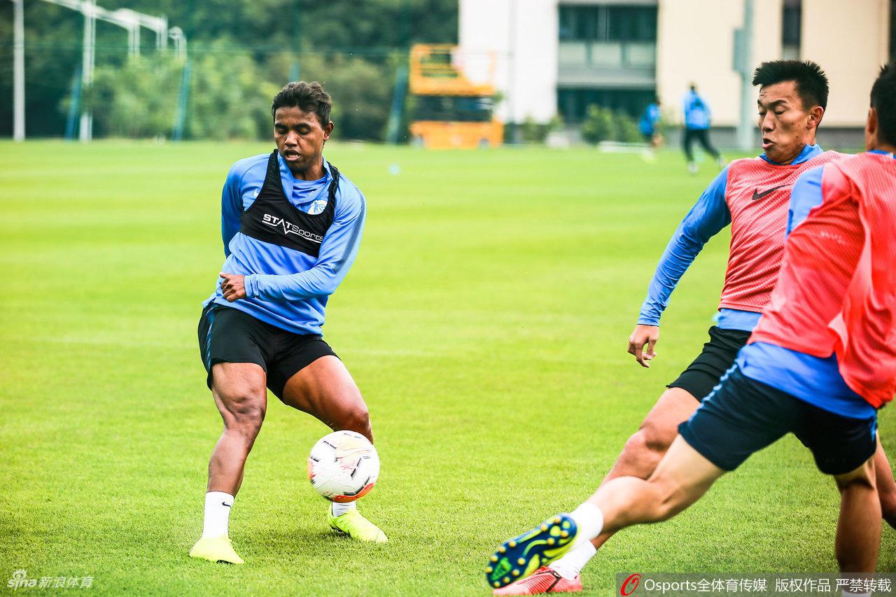 广州富力队公开训练课 范帅:尽力熟悉球员中