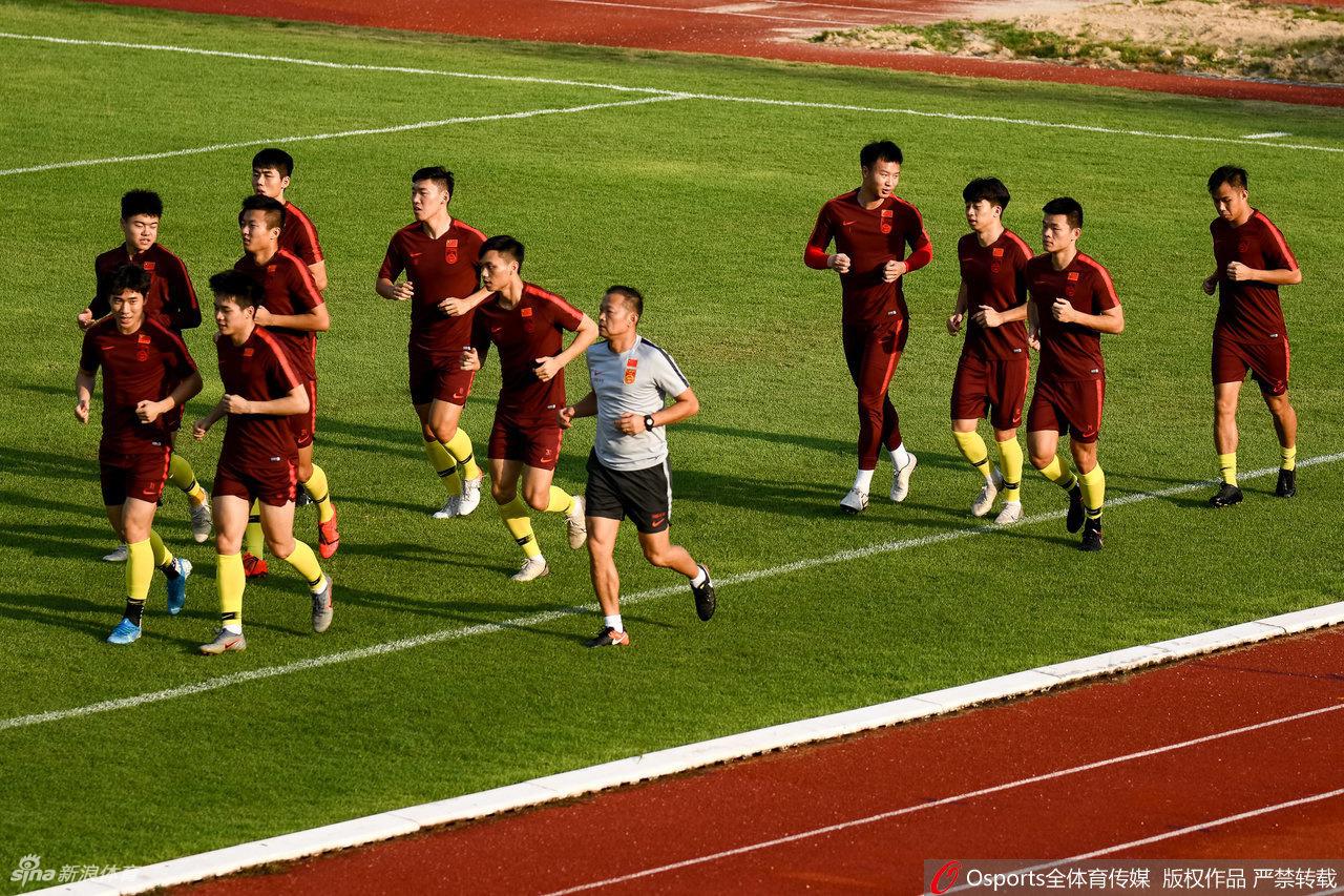 国奥踩场训练备战伊朗 无缘出线众队员不苟言笑
