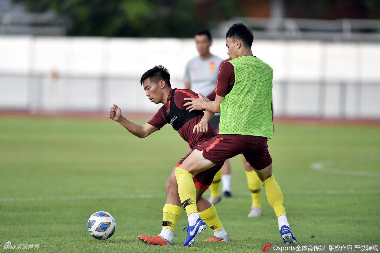 国奥踩场训练备战伊朗 无缘出线众队员不苟言笑