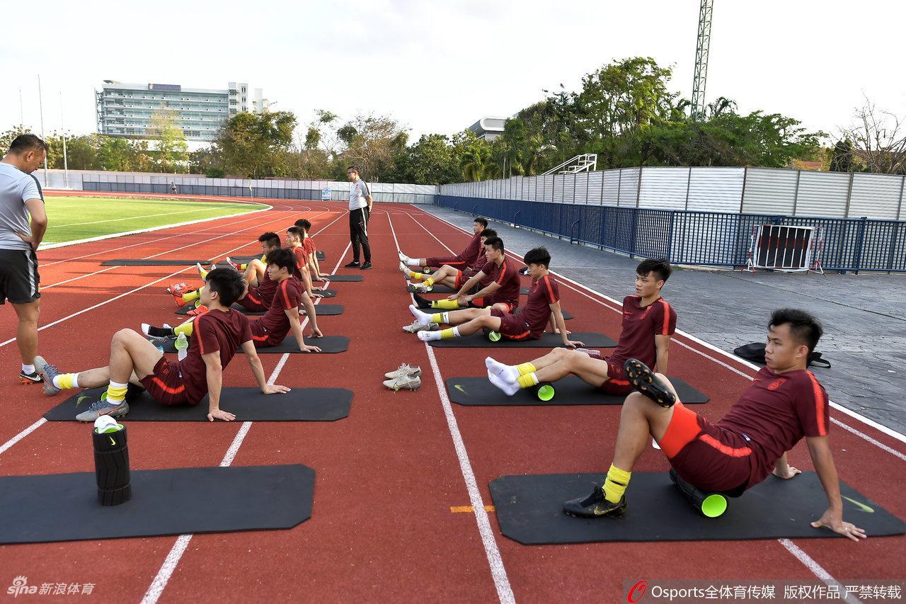 国奥踩场训练备战伊朗 无缘出线众队员不苟言笑