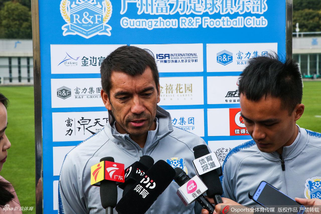 广州富力队公开训练课 范帅:尽力熟悉球员中