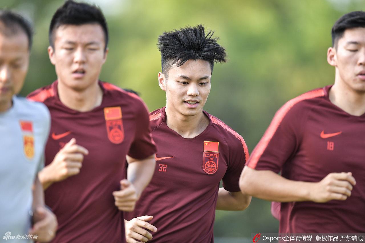 国奥踩场训练备战伊朗 无缘出线众队员不苟言笑
