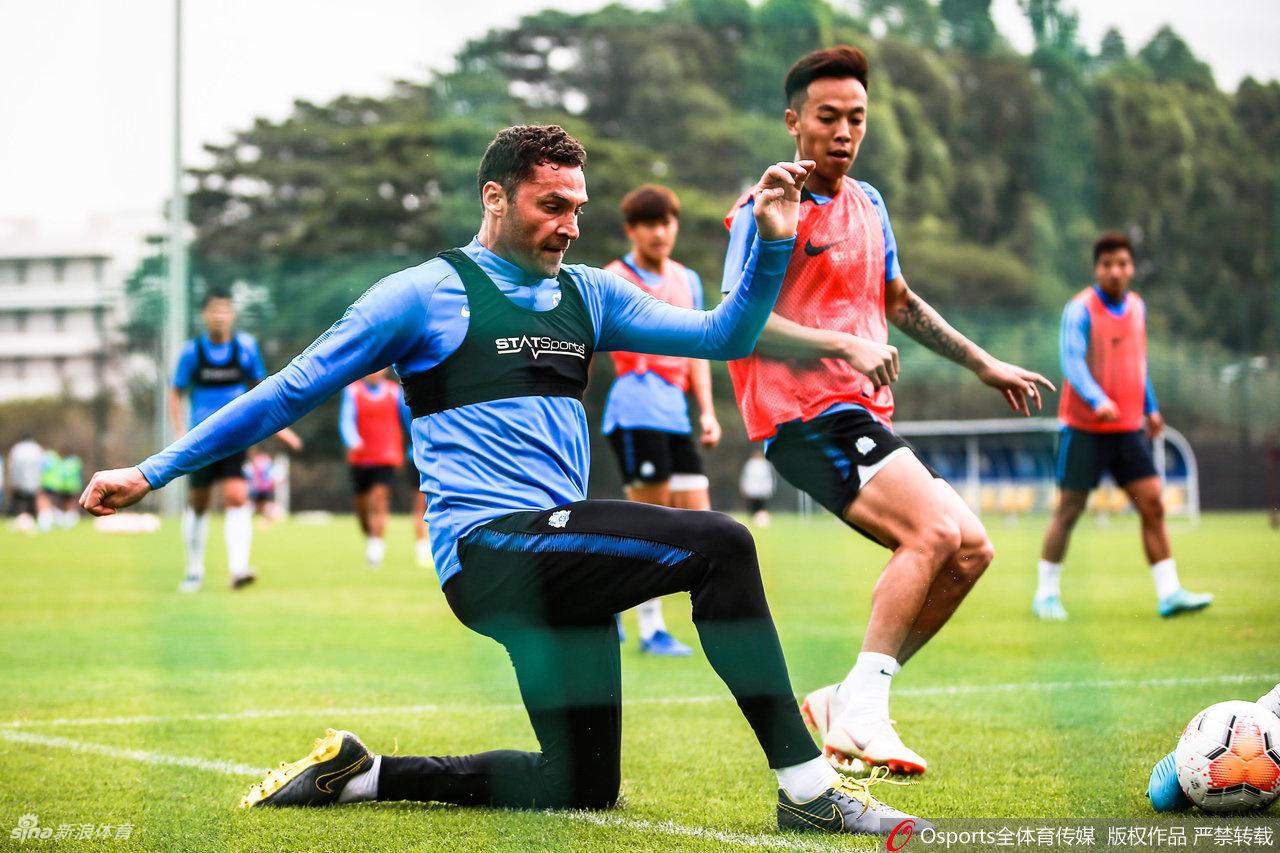 广州富力队公开训练课 范帅:尽力熟悉球员中