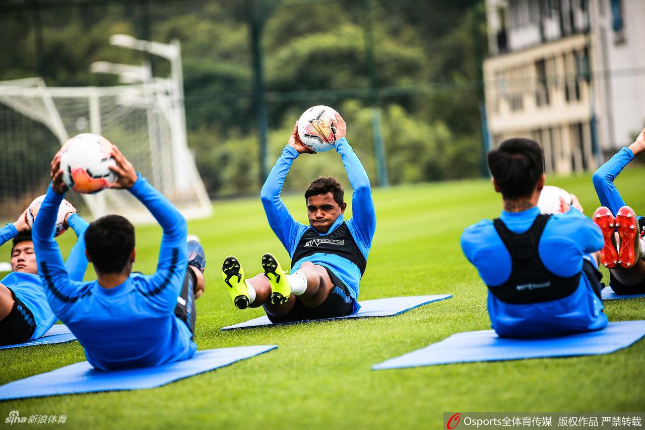 广州富力队公开训练课 范帅:尽力熟悉球员中