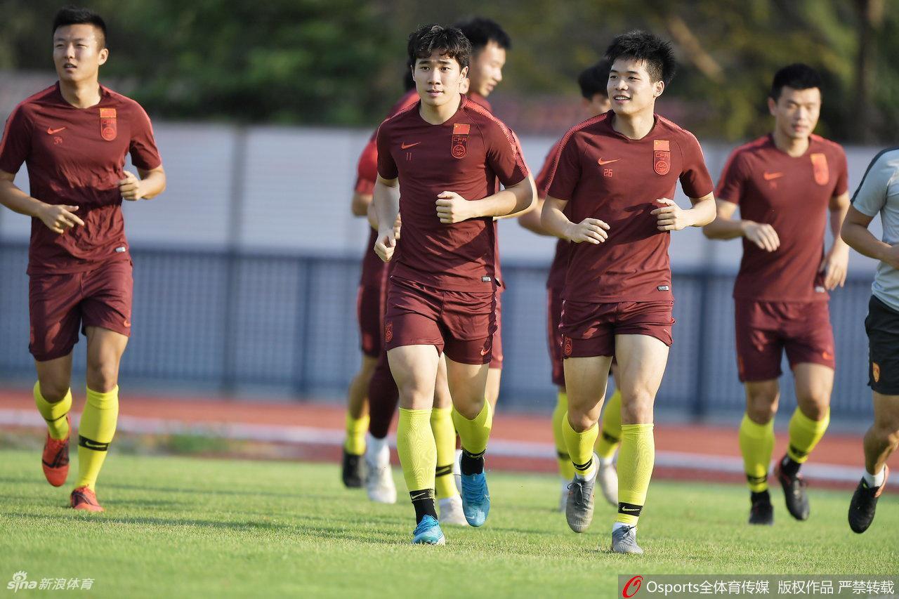 国奥踩场训练备战伊朗 无缘出线众队员不苟言笑