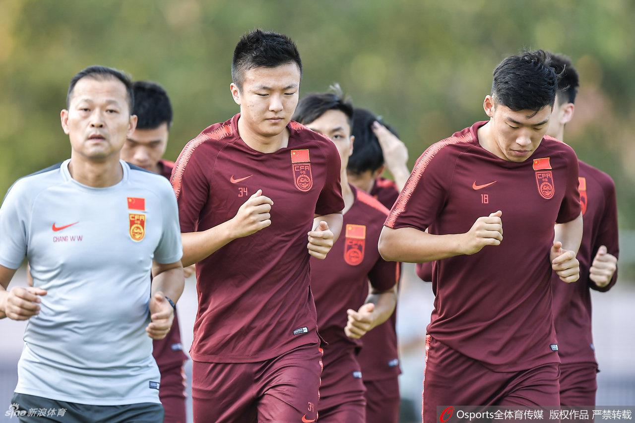 国奥踩场训练备战伊朗 无缘出线众队员不苟言笑