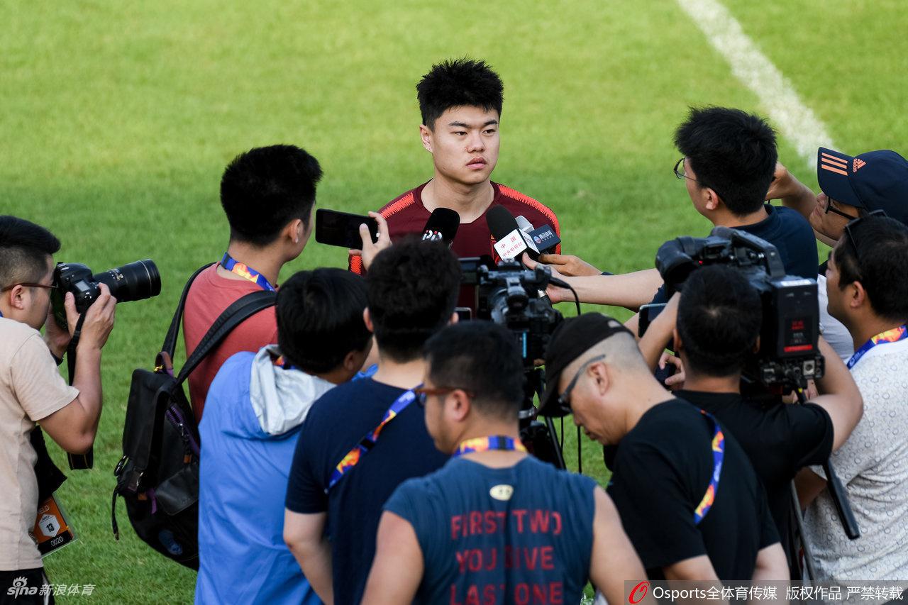 国奥踩场训练备战伊朗 无缘出线众队员不苟言笑