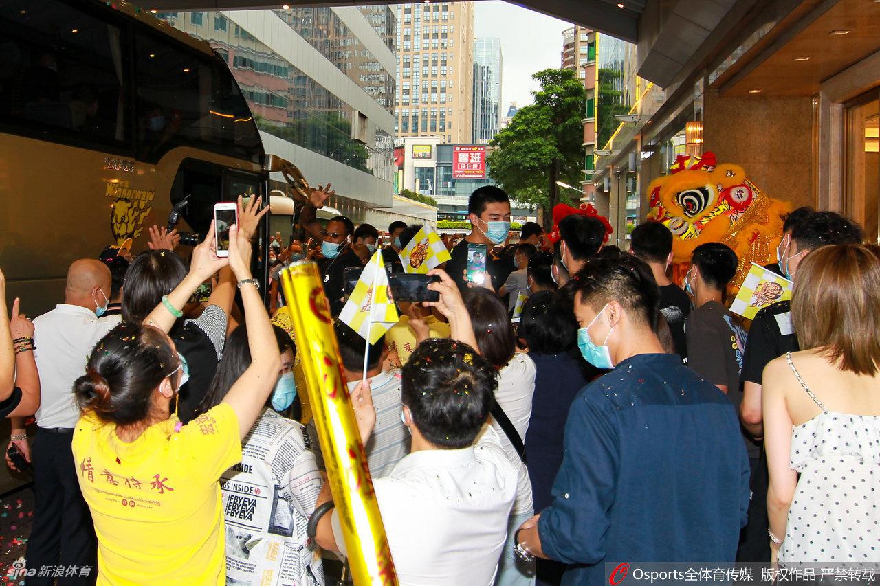 CBA冠军广东回粤球迷热情迎接 易建联坐轮椅令人动容