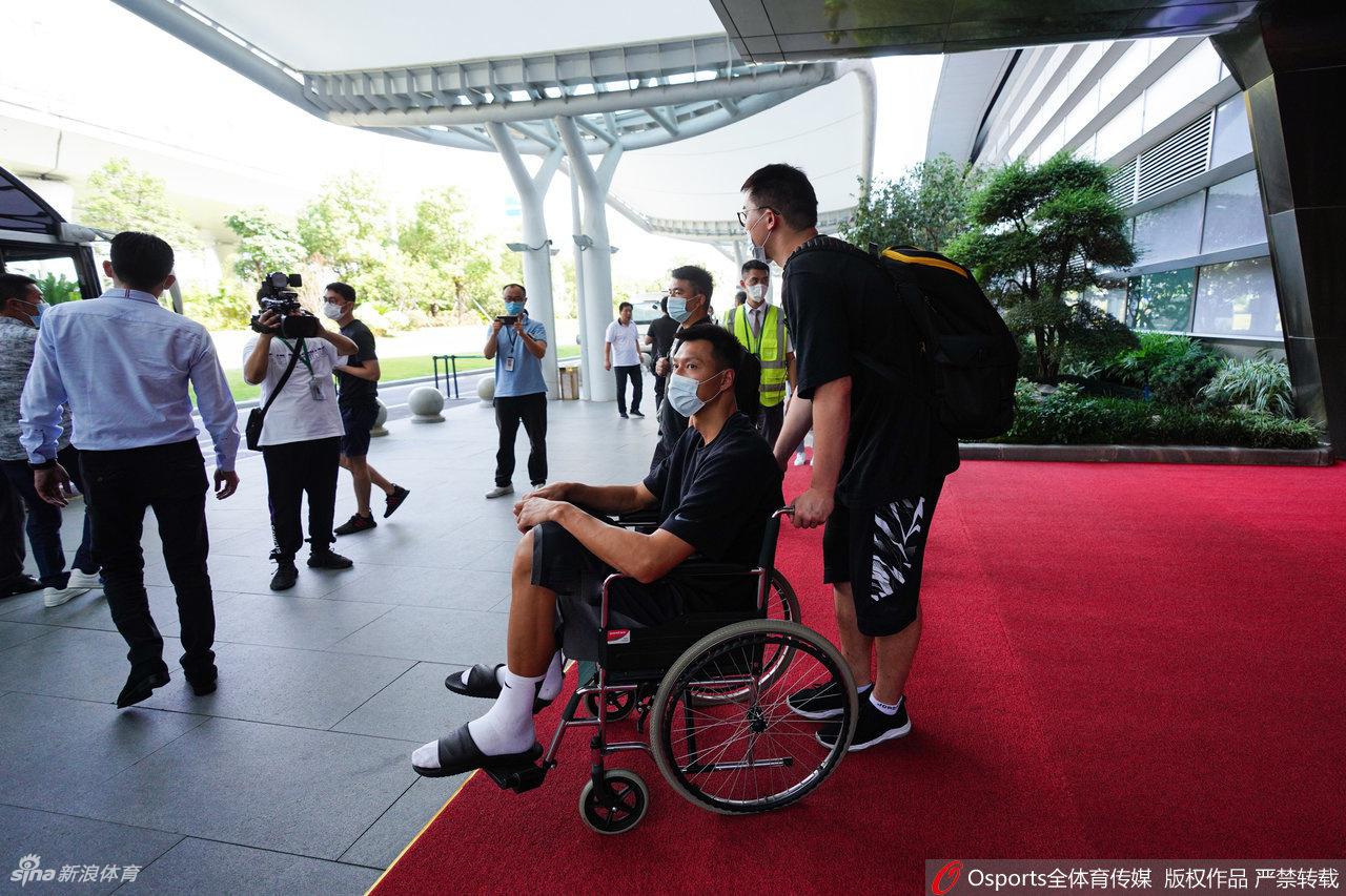 CBA冠军广东回粤球迷热情迎接 易建联坐轮椅令人动容