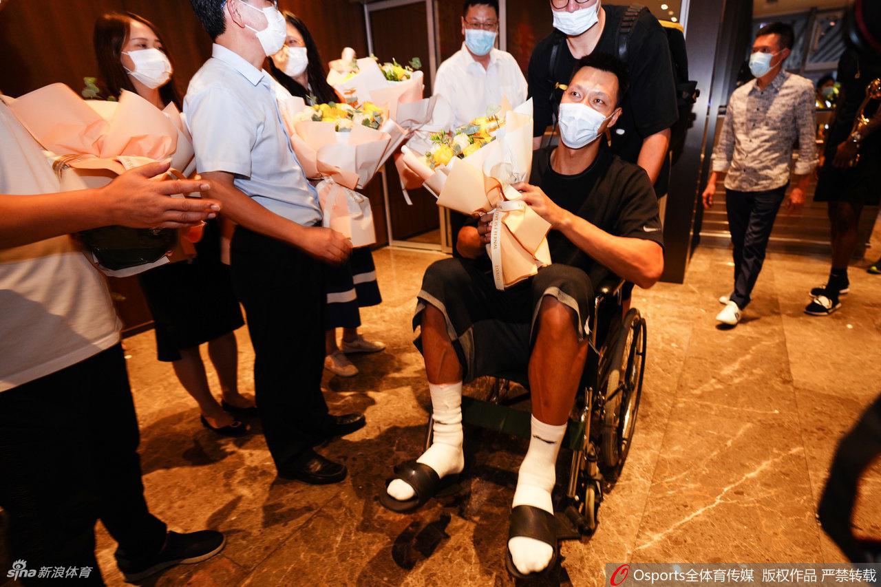CBA冠军广东回粤球迷热情迎接 易建联坐轮椅令人动容