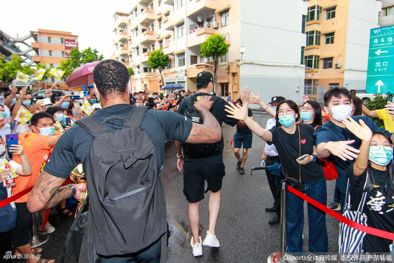 CBA冠军广东回粤球迷热情迎接 易建联坐轮椅令人动容