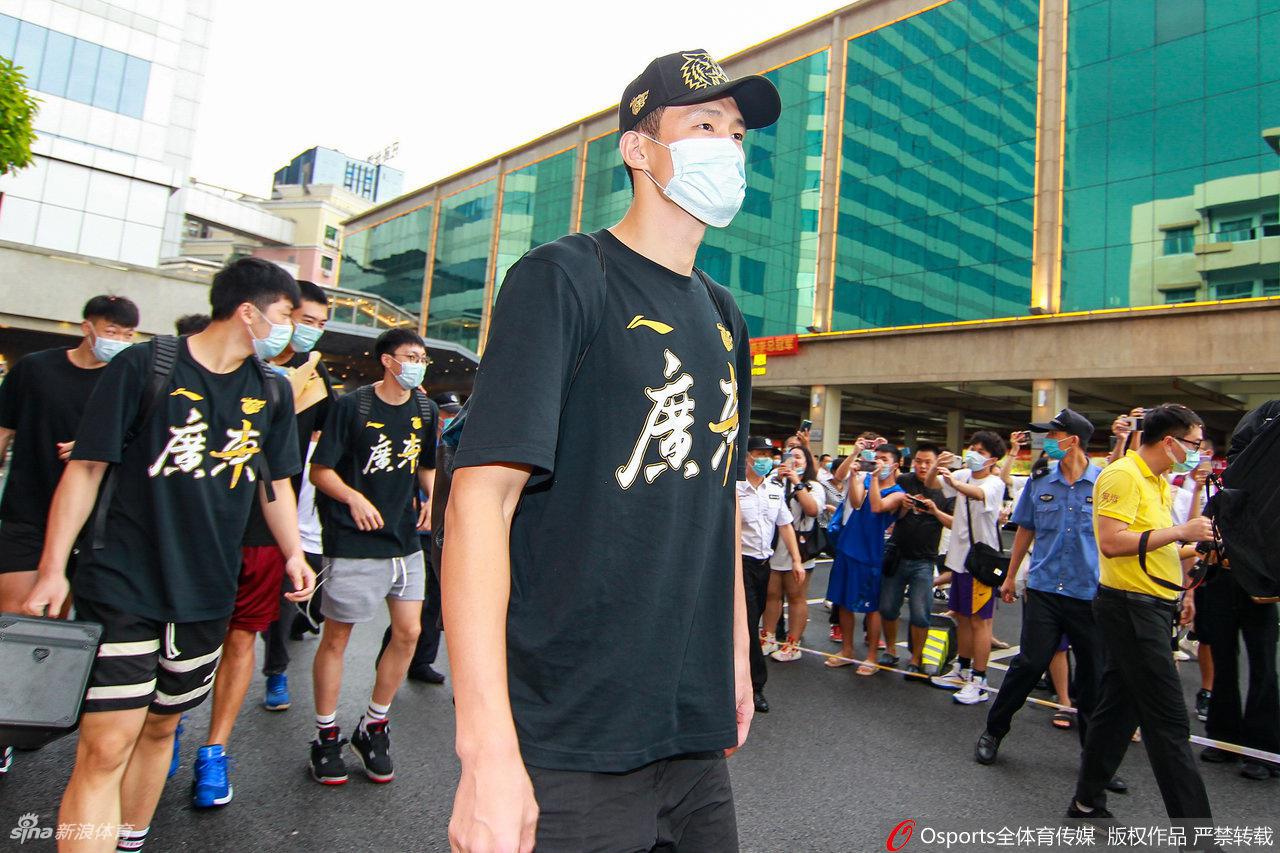 CBA冠军广东回粤球迷热情迎接 易建联坐轮椅令人动容