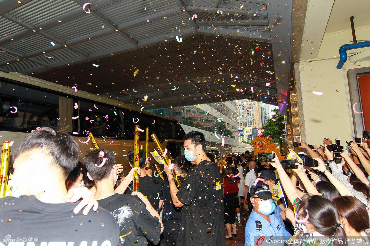 CBA冠军广东回粤球迷热情迎接 易建联坐轮椅令人动容