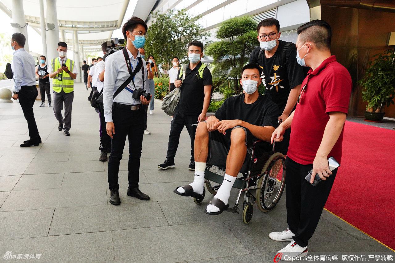 CBA冠军广东回粤球迷热情迎接 易建联坐轮椅令人动容